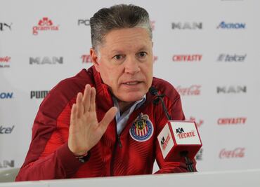 Ricardo Peláez le ayuda a Víctor Guzmán con "silencio"