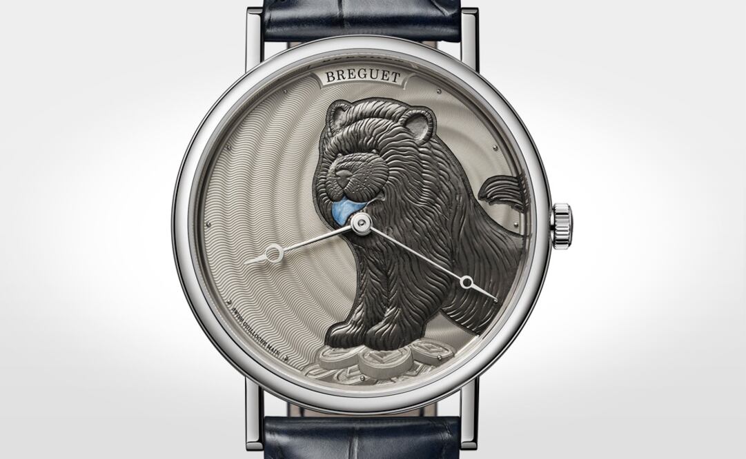 Breguet Classique 7145 Chow-chow. La casa homenajea a la raza Chow-chow, una de las más apreciadas en China. Los artesanos decoraron la esfera con la técnica guilloché, además de un bello cincelado para el oro blanco que completa este movimiento automático.