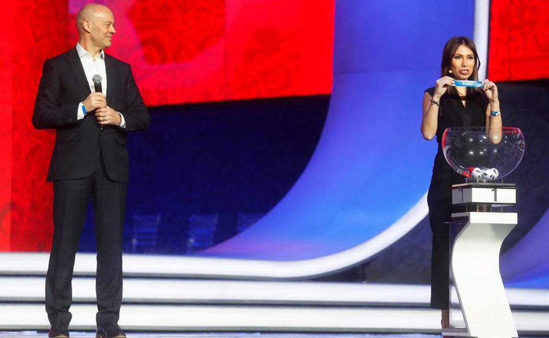 La presentadora Maria Komandnaya participa en el ensayo del sorteo para el Mundial 2018 en el Palacio del Kremlin, en Moscú EFE/ Sergei Chirikov