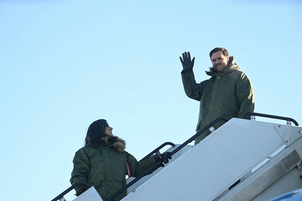 El vicepresidente estadounidense, J. D. Vance, y la segunda dama, Usha Vance, llegan a la Base Espacial Pituffik del ejército estadounidense en Groenlandia. Foto: AFP