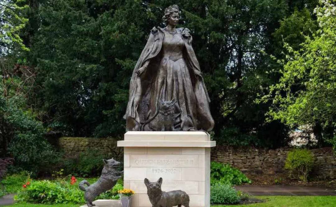 Inauguraron en el Reino Unido el primer monumento póstumo a la Reina Isabel II, la cual está rodeada por tres corgis, su raza de perritos favorita. Foto: X @DiloConPerritos
