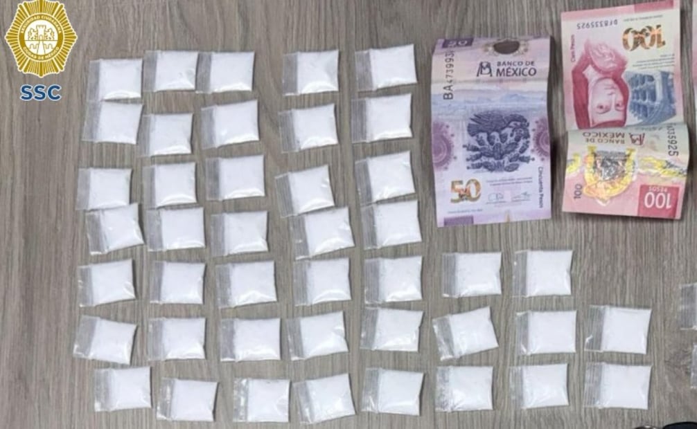 Detienen a dos mujeres presuntamente integrantes del grupo delictivo Los Pepes; les aseguraron varias dosis de droga.
Foto: Especial.