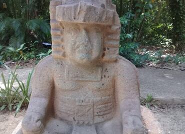 Dos extranjeros vandalizan con aceite piezas olmecas en Tabasco