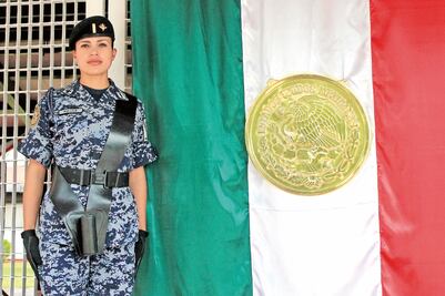 Orgullosa de portar la bandera monumental