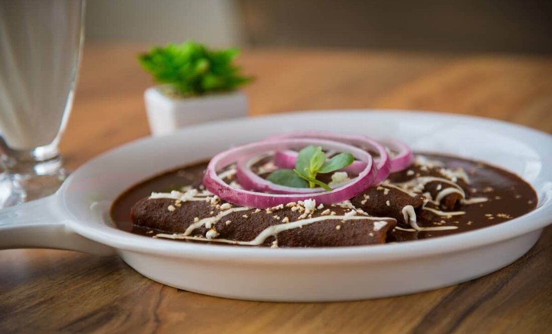 Las enmoladas son la mejor opción para aprovechar el mole sobrante. Foto: Pixabay.