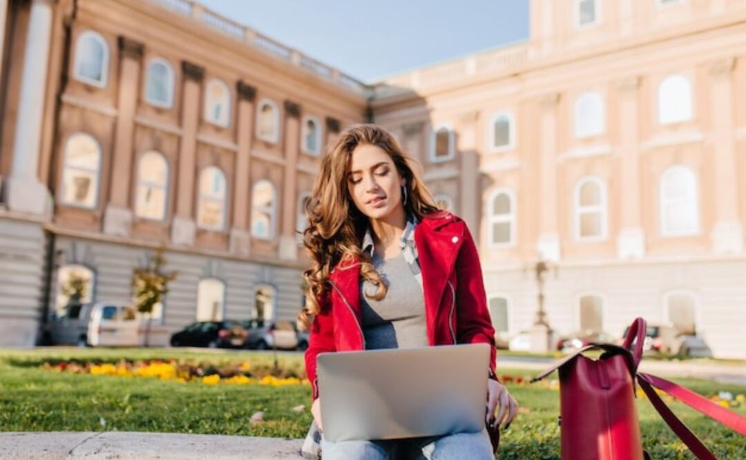 Harvard pone al alcance de todos una educación de calidad mundial. Fuente: Freepik.