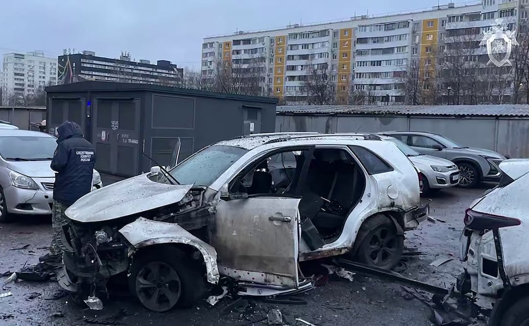 En esta foto, publicada por el Comité de Investigación de Rusia el 22 de diciembre de 2025, un investigador trabaja en el lugar del atentado con coche bomba en el sur de Moscú. El teniente general Fanil Sarvarov, jefe del departamento de entrenamiento del Estado Mayor, murió en Moscú el 22 de diciembre de 2025 tras la explosión de un artefacto explosivo colocado bajo su coche, según informaron los investigadores en un comunicado. Foto: AFP