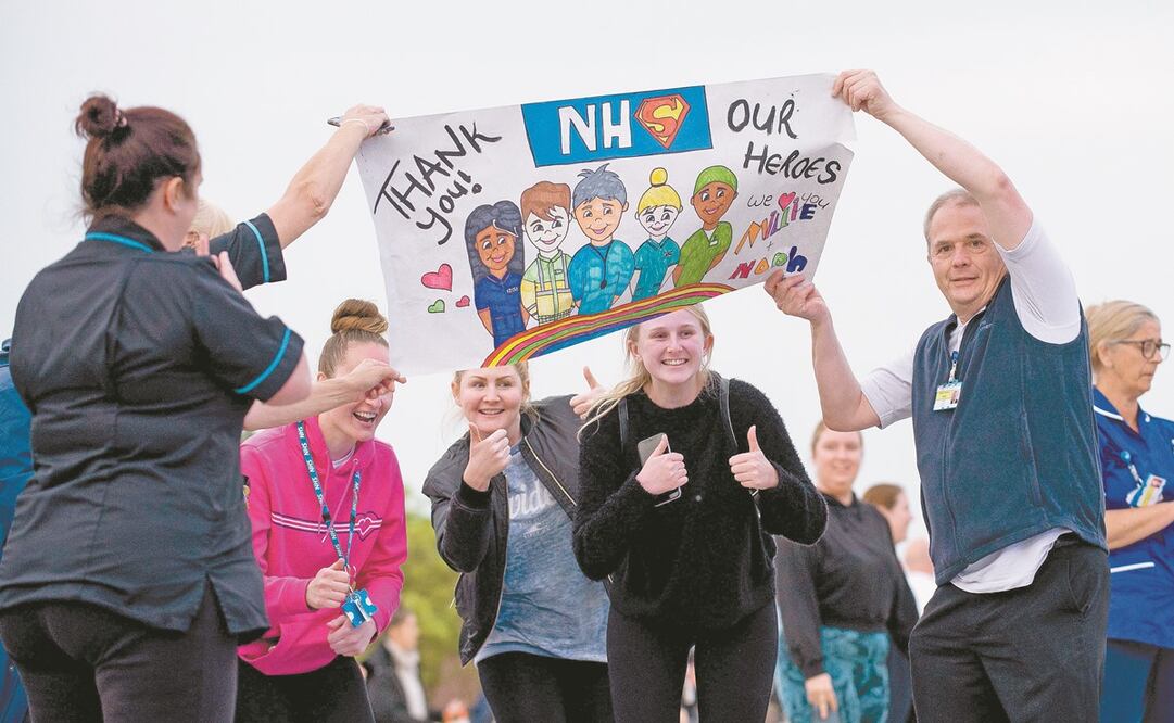 Empleados del servicio de salud británico durante la campaña en apoyo a los que atienden a los pacientes con Covid-19, en Liverpool. Foto: PETER POWELL. EFE