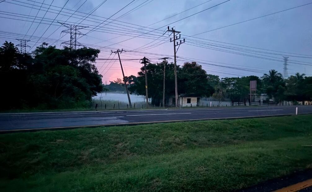 De manera preventiva, la circulación fue cerrada en ambos sentidos, para dar paso a los trabajos correspondientes.
Foto: Especial.