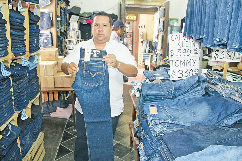 Hace 100 años la gente usaba la mezclilla básicamente para el trabajo rudo; ahora todos la buscan para el uso diario, dice Pedro Vargas quinto (FRANCISCO RODRÍGUEZ. EL UNIVERSAL)