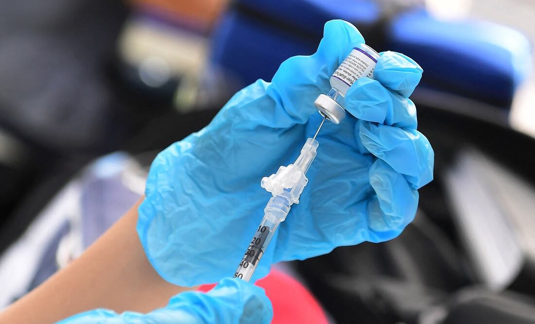 La vacuna de Pfizer contra el Covid-19 es administrada  en una clínica para personas sin hogar, organizada por el Departamento de Salud Pública del Condado de Los Ángeles y United Way el 22 de septiembre de 2021 en Los Ángeles, California. FOTO: FREDERIC J. BROWN. AFP