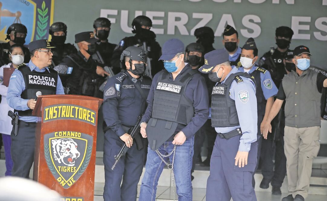 Autoridades con el expresidente hondureño Juan Orlando Hernández (centro) en la dirección de las Fuerzas Especiales, tras su captura en Tegucigalpa. Fotos: Gustavo Amador. EFE