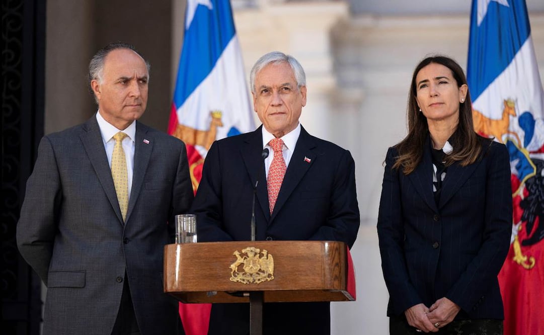 Al presidente Sebastián Piñera, acompañado de la ministra de Medio Ambiente, Carolina Schmidt, y el ministro de Exteriores, Teodoro Ribera. EFE/ Cortesía Presidencia de Chile