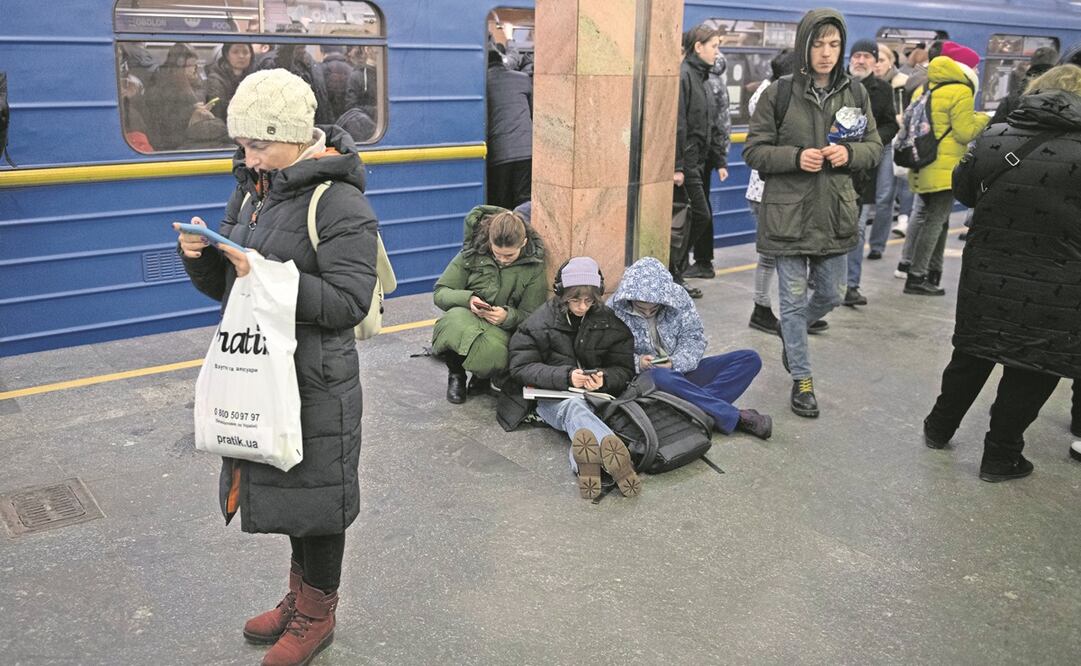 En la capital de Kiev, ucranianos acudieron rápidamente a la estación del Metro de Zoloti Vorota tras activarse las alarmas de bombardeo. Foto: Andrew Kravchenko / AP 