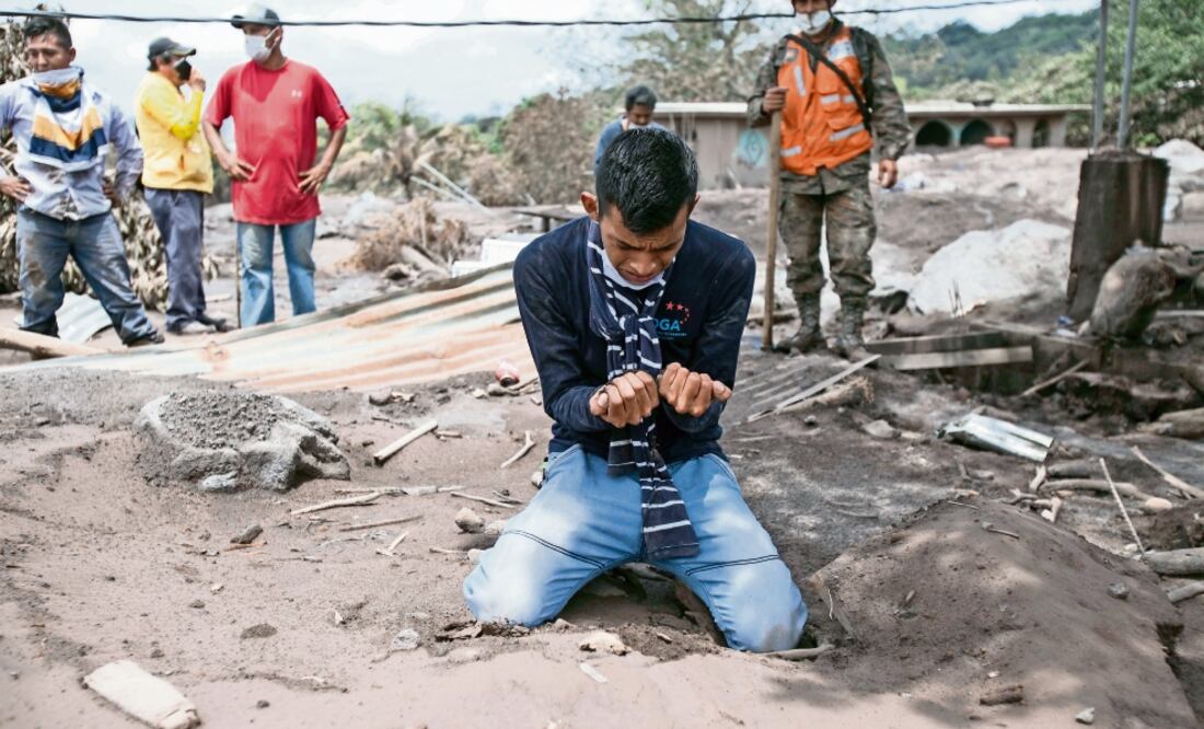 Bryan Rivera, quien perdió a 13 de sus familiares por la erupción del Volcán de Fuego, llora en el sitio donde antes estaba su casa, en San Miguel Los Lotes (MOISÉS CASTILLO. AP)