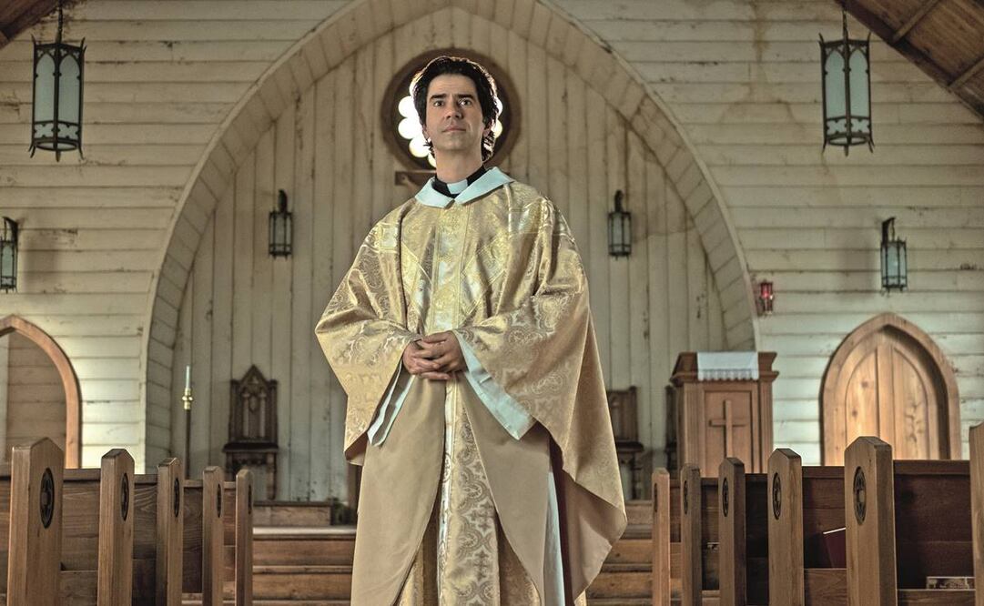 El padre Paul (Linklater) es un sacerdote carismático que reemplaza al monseñor de la isla de Crockett. Foto: Netflix.
