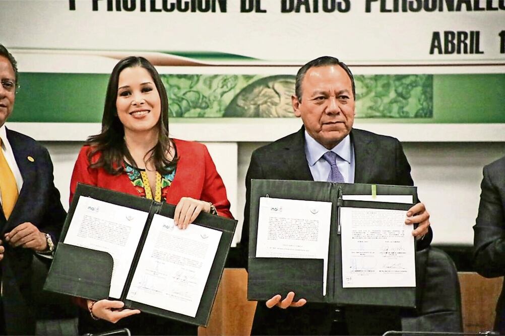 Ximena Puente, titular del Inai, y Jesús Zambrano coincidieron en la importancia de fomentar la transparencia para evitar la corrupción (ESPECIAL)