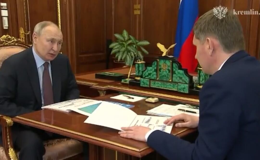 El presidente, Vladimir Putin, se reúne con el ministro de Desarrollo Económico, Maxim Reshetnikov, en el Kremlin de Moscú, un día después del supuesto ataque con drones. Foto: Tomada del video