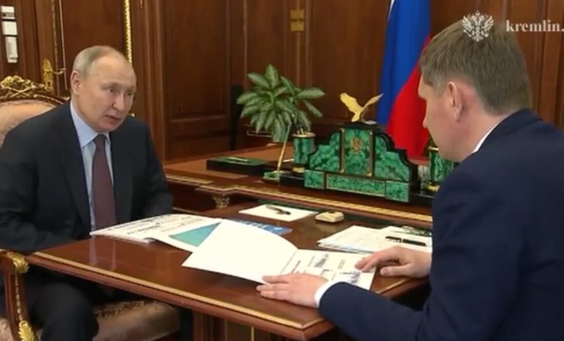 El presidente, Vladimir Putin, se reúne con el ministro de Desarrollo Económico, Maxim Reshetnikov, en el Kremlin de Moscú, un día después del supuesto ataque con drones. Foto: Tomada del video