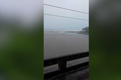 “Carlotta”deja inundaciones en Lázaro Cárdenas, Michoacán