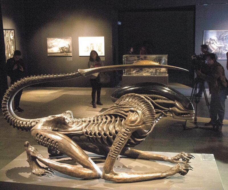 La obra “Piloto en cabina” f ue creada en 1978 y forma parte de la colección del Museo H. R. Giger. Foto/CUARTOSCURO