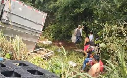 Tras volcadura, pobladores hacen rapiña de cartones de cerveza en Yucatán
