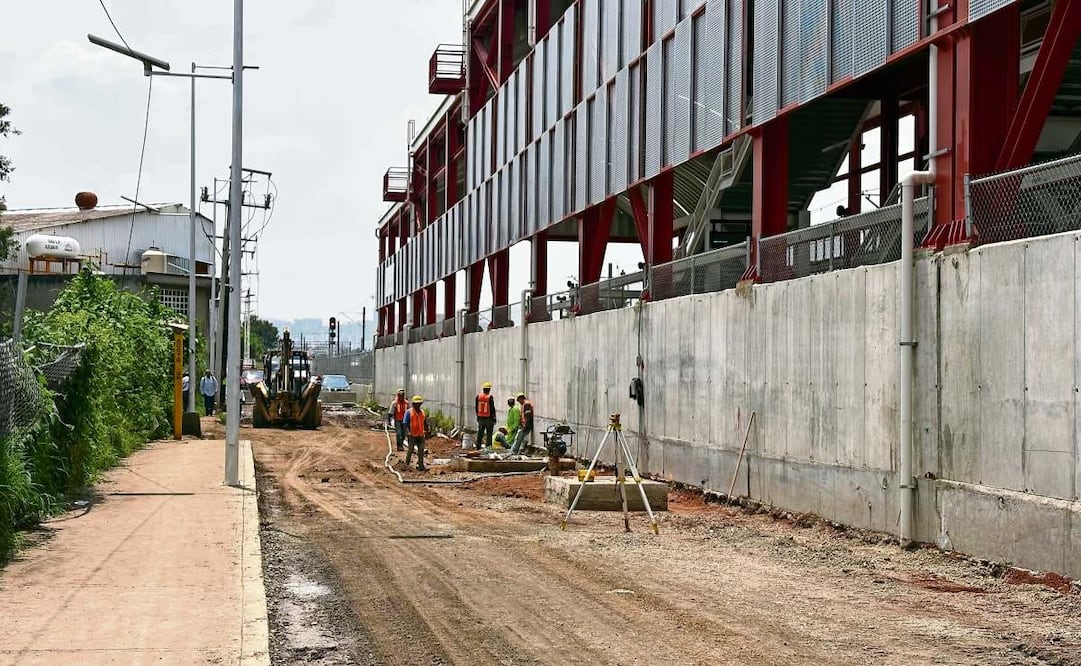 Ayer, a la altura de la estación Cueyamil del Tren Felipe Ángeles, se observó a trabajadores removiendo lodo de la vialidad. Foto: ARTURO CONTRERAS. EL UNIVERSAL