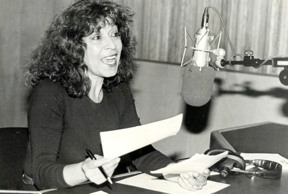 Cristina Pacheco, en su faceta como locutora de radio, en la década de los 90. La periodista guanajuatense trabajó para estaciones como Radio Centro, XEW, Radio Fórmula y Radio Capital.
Foto: Especial