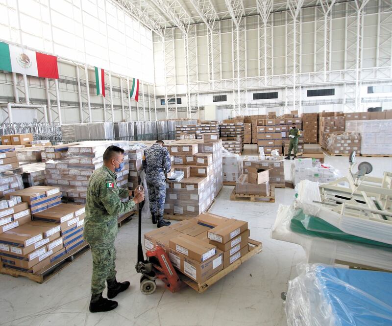 En el Almacén General de Sanidad, ubicado en lo que fue el Hangar Presidencial, se reciben, revisan y clasifican todos los materiales que se reparten a los diferentes hospitales Covid-19 que hay en las 32 entidades federativas. Foto: FOTOS: CARLOS MEJÍA
