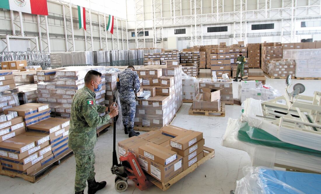 En el Almacén General de Sanidad, ubicado en lo que fue el Hangar Presidencial, se reciben, revisan y clasifican todos los materiales que se reparten a los diferentes hospitales Covid-19 que hay en las 32 entidades federativas. Foto: FOTOS: CARLOS MEJÍA