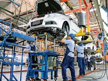 Trump pide a fabricantes de autos mover su producción a EU; "deben cambiar sus operaciones donde no pagarán aranceles", dice portavoz