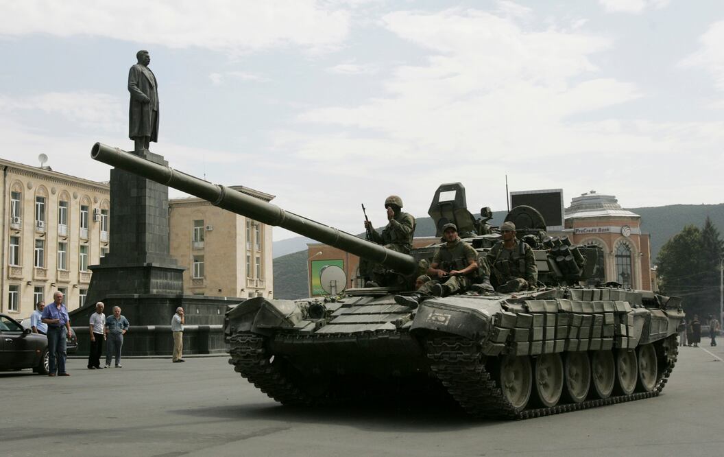 En esta foto del 11 de agosto de 2008, soldados de Georgia montados en un tanque militar avanzan por una calle, en Gori, Georgia. (Foto: AP)