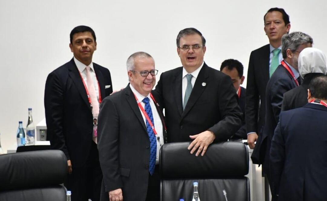 El titular de la SHCP, Carlos Urzúa y el canciller Marcelo Ebrard durante los trabajos de la Cumbre del G-20. Foto: Especial 