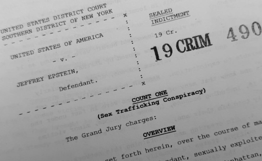Revelan nuevas imágenes después de que hallaron muerto al exfinancista, Jeffrey Epstein, quien falleció en prisión. Foto: AP