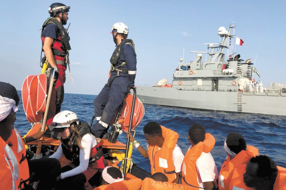 Algunos migrantes del Ocean Viking, en un navío militar maltés. Fueron llevados a tierra y luego serán repartidos. Foto: ANNE CHAON. AFP