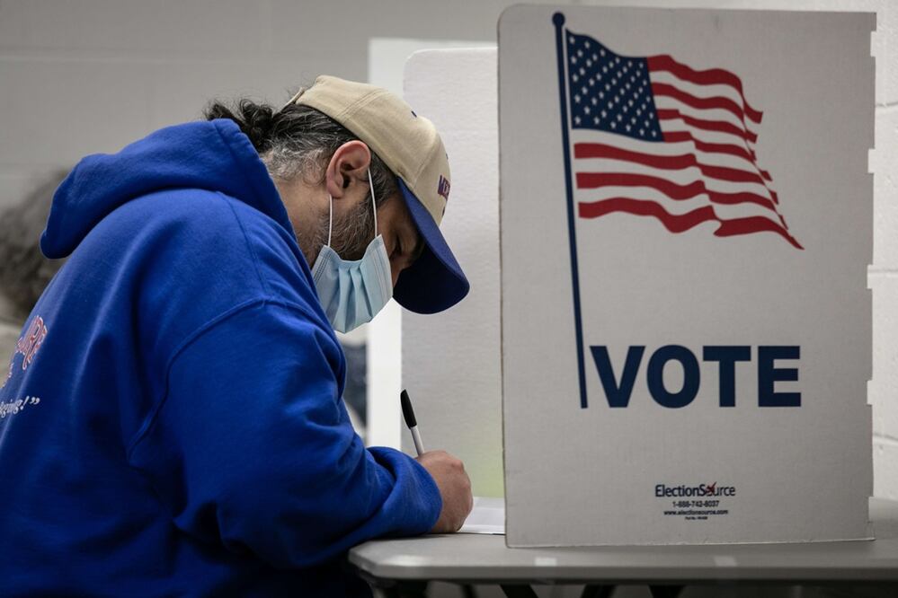 Un hombre llena su boleta el último día de los comicios presidenciales anticipados en EU; hoy es la cita en las urnas. Foto: John Moore/ AFP