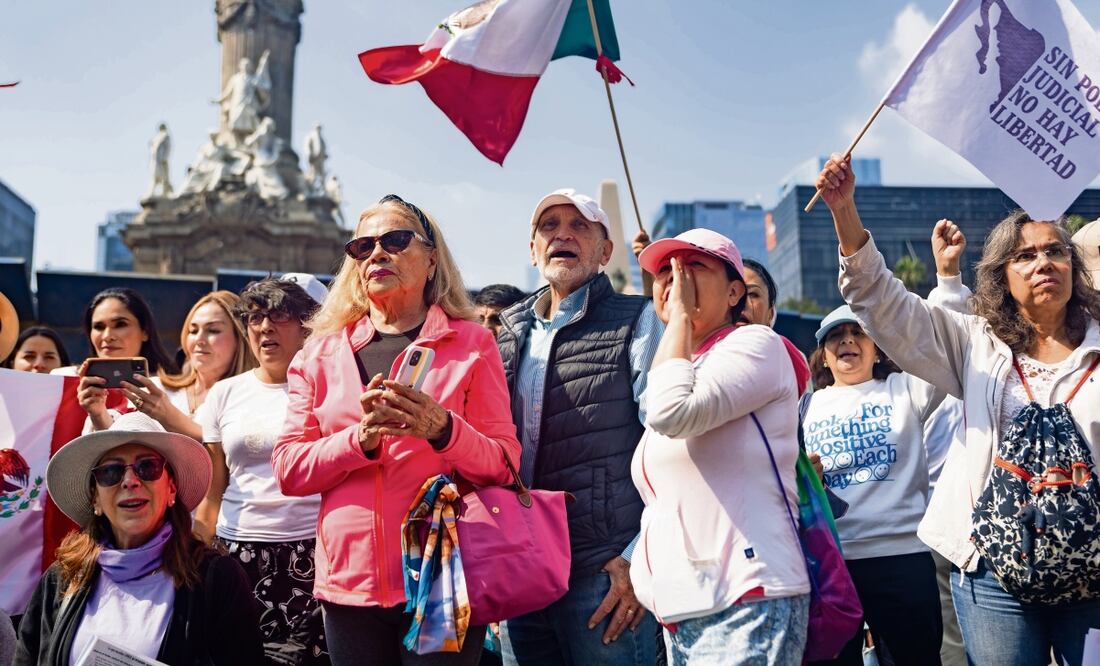 Defensores del Poder Judicial de la Federación se manifestaron en el Ángel de la Independencia en favor de la división de poderes y de la democracia del país. Foto: Hugo Salvador | El Universal