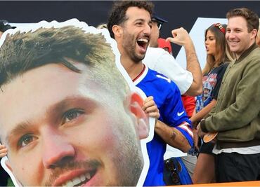 Piloto de Fórmula 1 asiste a partido de NFL en modo fanático