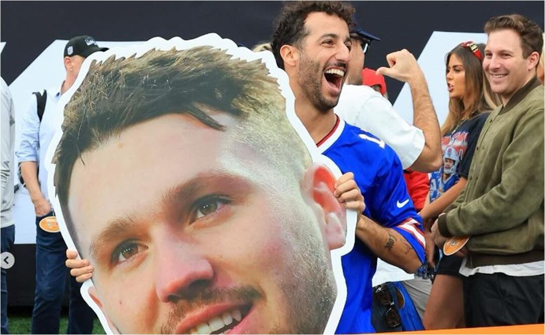 Daniel Ricciardo sosteniendo una gigantografía del rostro de Josh Allen / Foto: Daniel Ricciardo