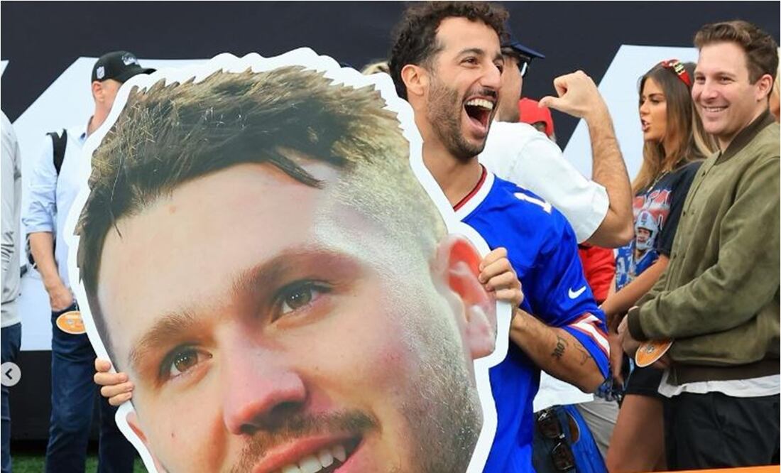 Daniel Ricciardo sosteniendo una gigantografía del rostro de Josh Allen / Foto: Daniel Ricciardo