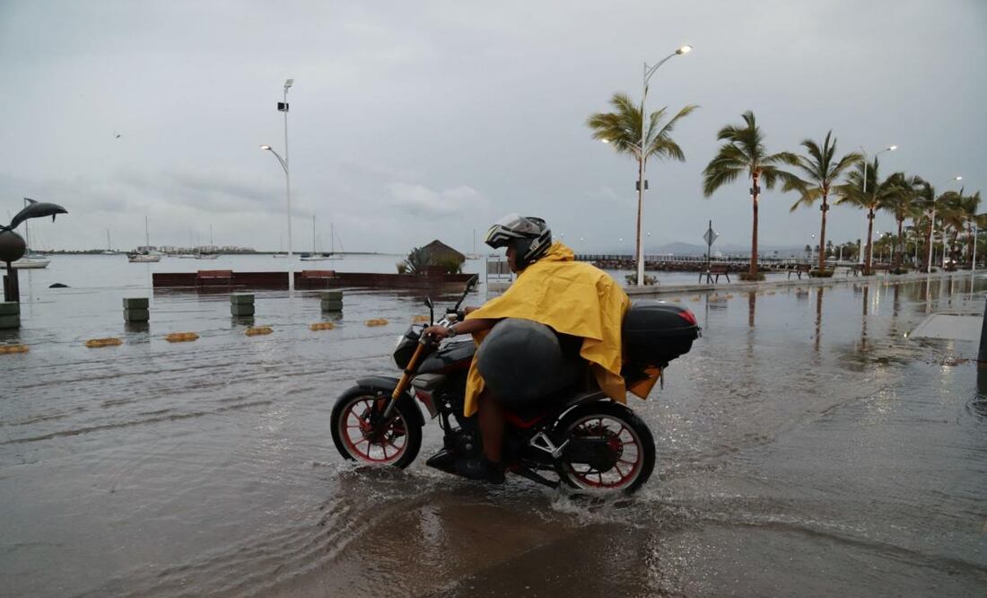 Efectos del paso del huracán Lorena en La Paz, Baja California Sur, después de que alcanzó categoría 1 por la madrugada y que continúa su desplazamiento por el Pacífico mexicano. Foto: Gabriel Larios/ Cuartoscuro
