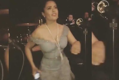 Salma Hayek mueve sus curvas a ritmo de salsa