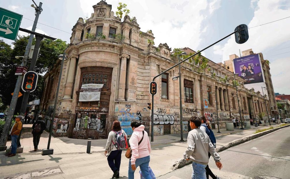 El histórico inmueble, ubicado en la esquina de Balderas y Ayuntamiento, ha sido grafiteado durante años. Foto: DIEGO SIMÓN SÁNCHEZ/EL UNIVERSAL