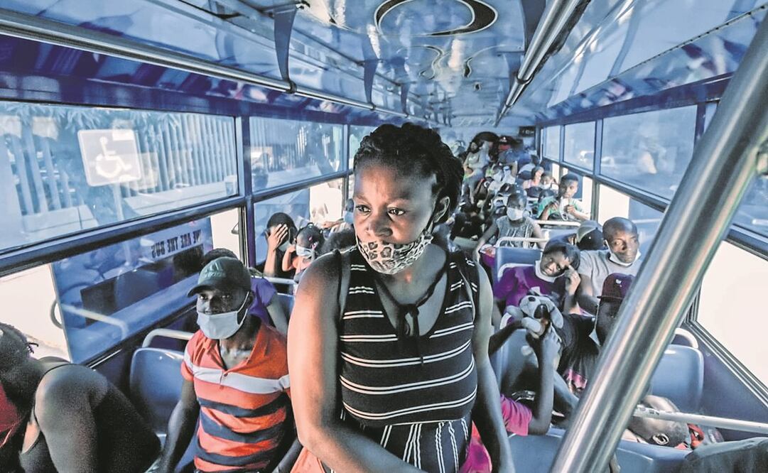 La tarde de este viernes, los migrantes fueron trasla-dados al Poli-deportivo de Renacimiento, habilitado como refugio. Foto: Especial