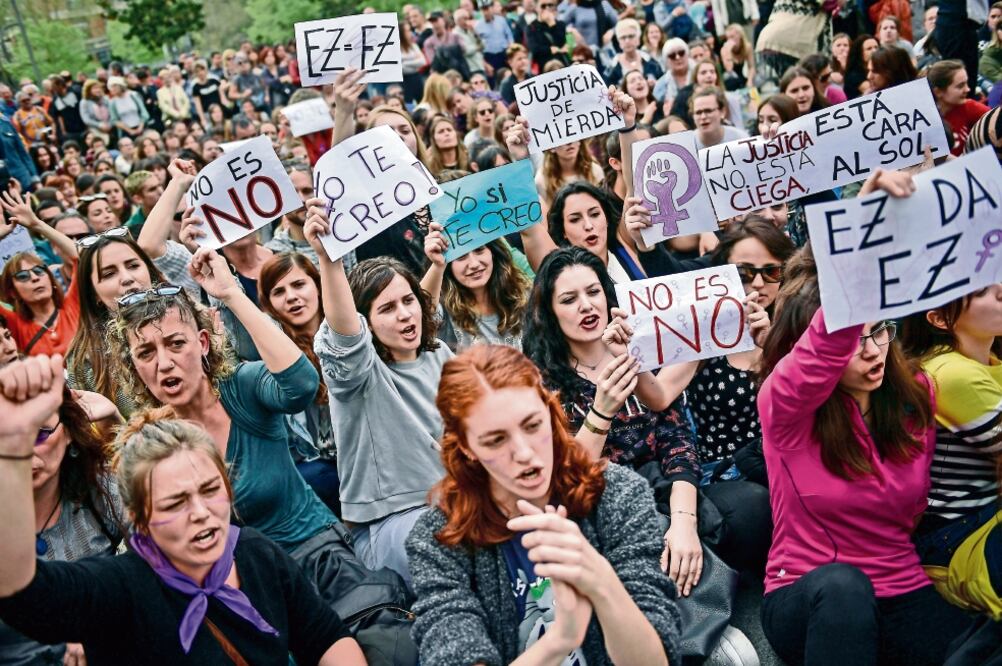 Manifestantes regresaron ayer a las calles a expresar su furia por el fallo del caso La Manada, anunciado el jueves, por el que cinco hombres fueron sentenciados por abuso, no violación, contra una joven de 18 años. Foto: ÁLVARO BARRIENTOS. AP