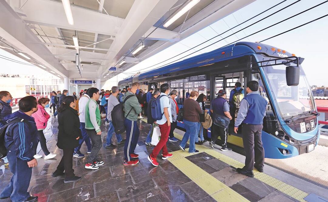 El primer día de operación del Trolebús Elevado Iztapalapa se registró una afluencia de 49 mil personas, y sólo ese sábado la entrada fue gratuita, indicó el secretario de Movilidad, Andrés Lajous. Foto: Berenice Fregoso/ EL UNIVERSAL