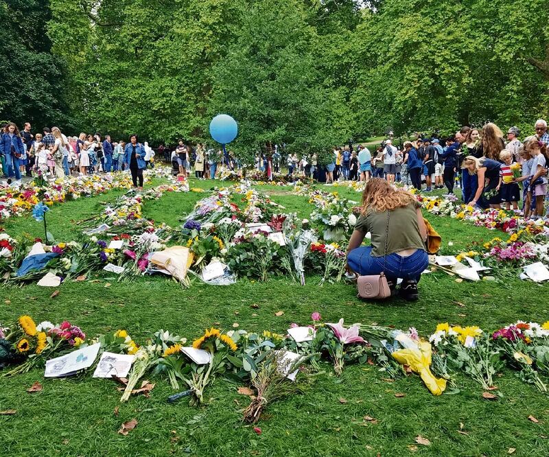 Cientos de ingleses que quieren rendir homenaje a la reina fallecida van a Green Park, hogar de álamos negros, que se ha convertido en un monumental santuario. Foto: AP