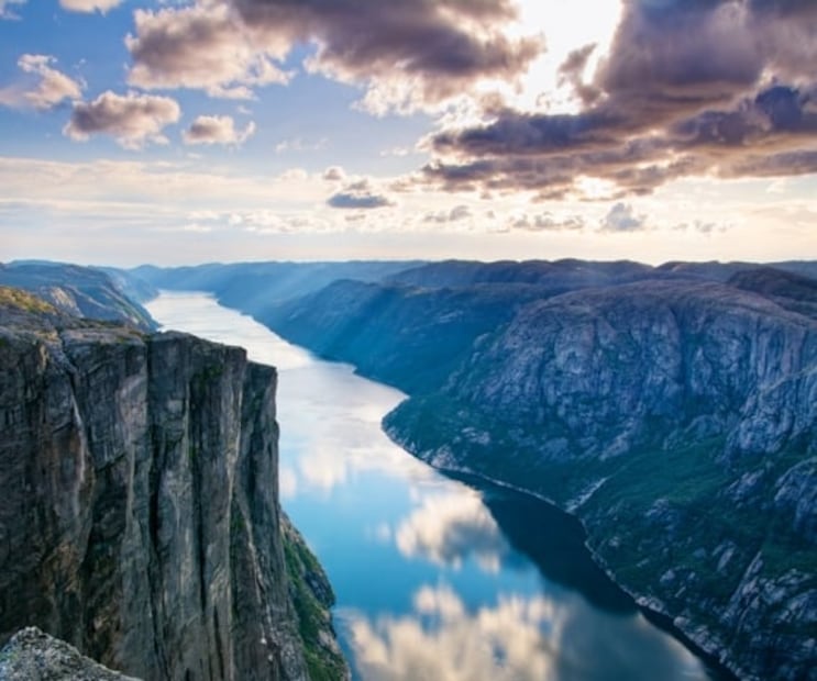 Kjeragbolten: ¿te subirías a esta roca suspendida en un abismo?