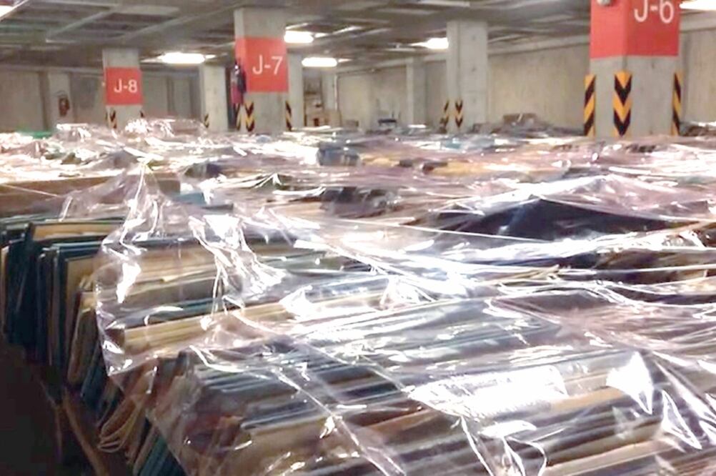 Con cajas de cartón, los trabajadores del la Semarnat improvisaron un archivero para resguardar los documentos que se encuentran alojados en el Sótano 3. Los empleados también han reportado olor a cañería en el lugar (GABRIEL PICHARDO. EL UNIVERSAL)