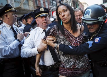 NY: Demandan a policía por detención sistemática de latinos